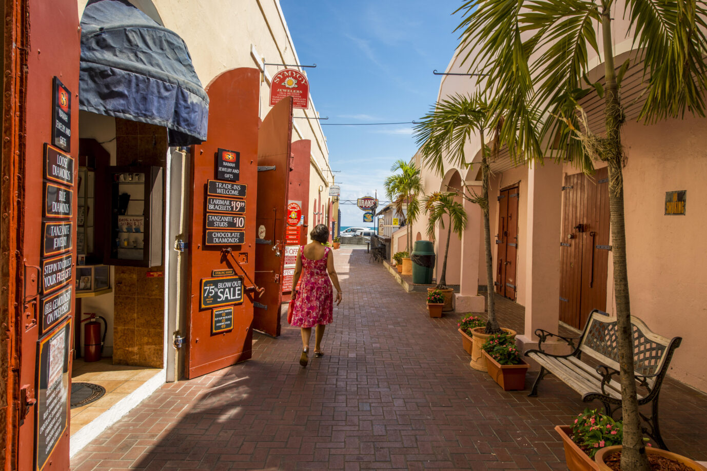 Charlotte Amalie, die Hauptstraße in St. Thomas auf den Jungferninseln in der Karibik, lädt Touristen ein.