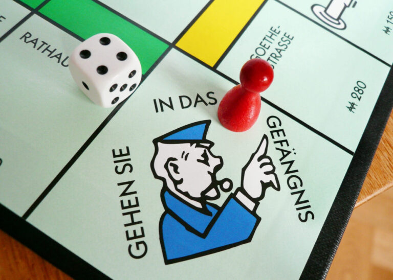 Eine rote Spielfigur steht auf dem Gefängnis-Feld eines Monopoly-Bretts: Eine mutmaßliche Gefangenenbefreiung der Remmos sorgt derzeit für Aufsehen.