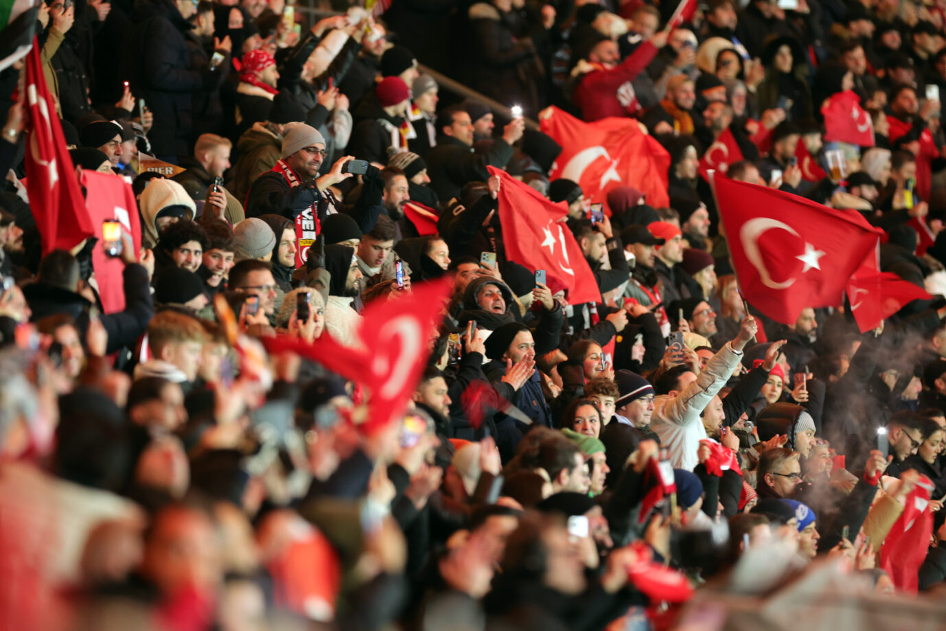 Anhänger der türkischen Fußballnationalmannschaft am 18. November 2023 im Berliner Olympiastadion: Potential für eine Islampartei ist da.