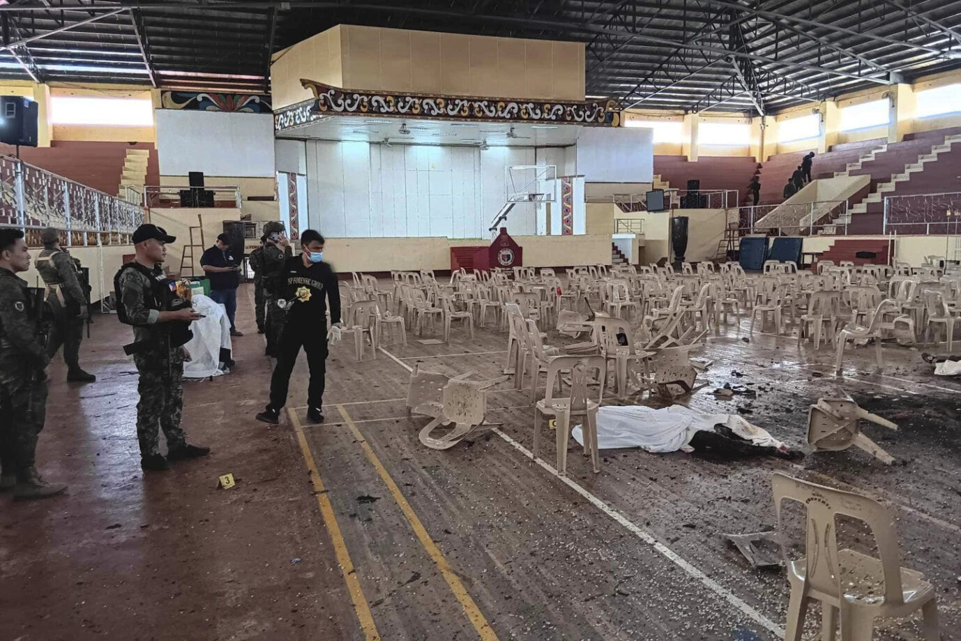 Polizisten besichtigen den Tatort – der IS beging einen Anschlag in dieser Turnhalle in den Philippinen