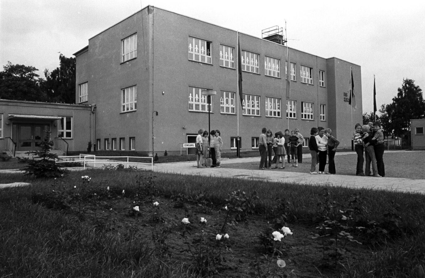 Auf dem Foto befindet sich eine DDR-Einheitsschule. Nach der Veröffentlichung der Pisa-Studie fordern einige Schüler, das in Westdeutschland bewährte Schulsystem im Namen der Gleichheit zu überwinden. (Symbolbild)