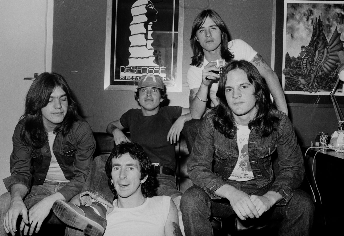 Malcom (l.) und Angus Young (M. mit Mütze) hoben AC/DC 1973 aus der Taufe.