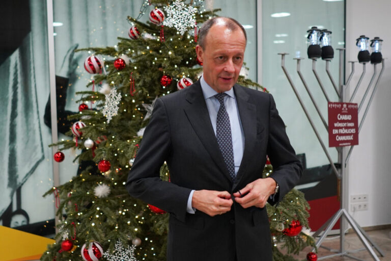 Deutsche Leitkultur: Friedrich Merz steht 2020 vor einem Weihnachtsbaum und einer Menora (Archivbild)