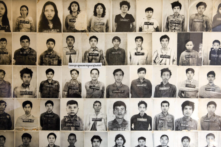 Fotos der Gefangenen im S21-Foltergefängnis in Phnom Penh, Kambodscha. Die Roten Khmer nutzen die ehemalige Schule um ihre Opposition auszuschalten.