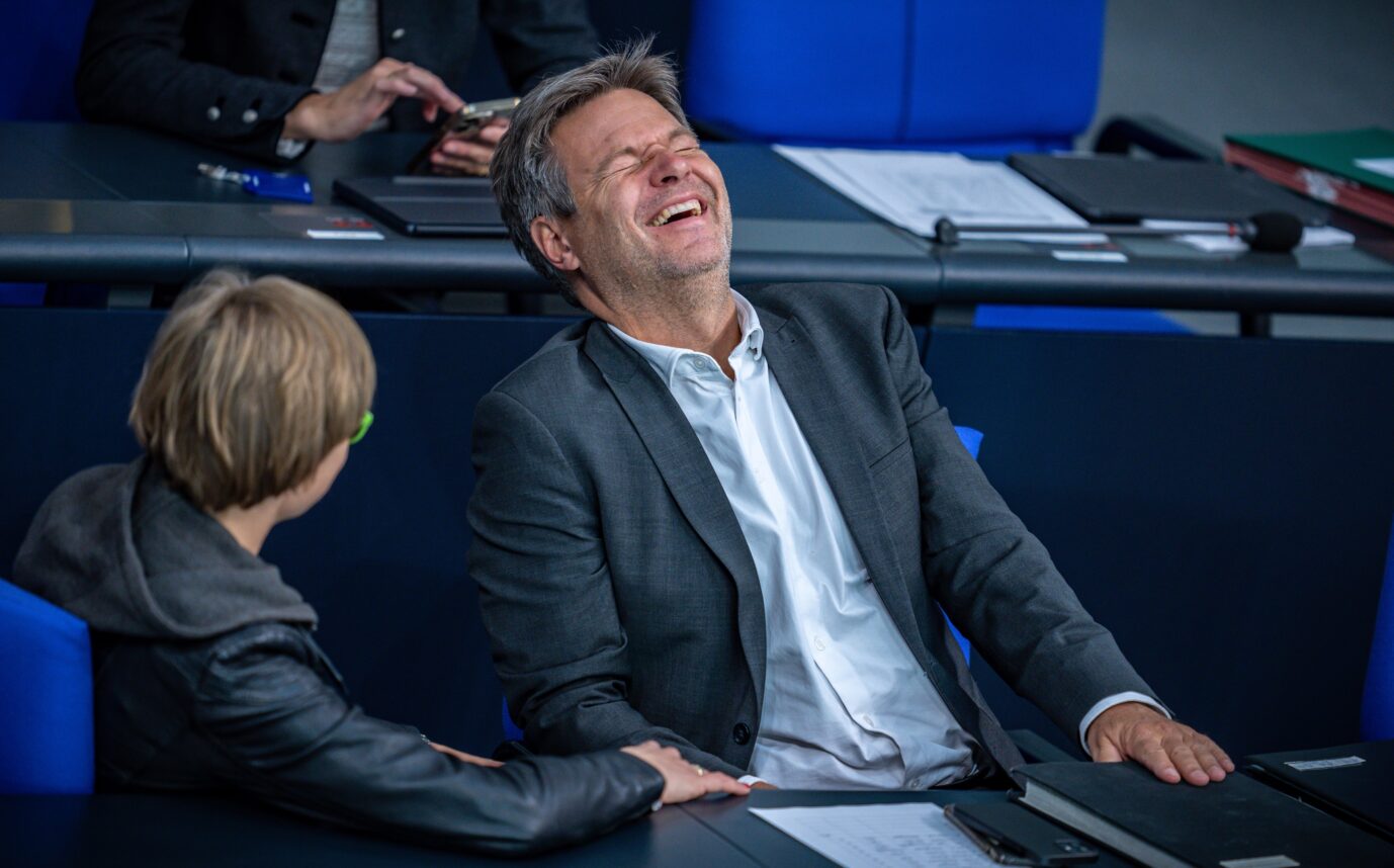 Robert Habeck (r, Bündnis 90/Die Grünen), Bundesminister für Wirtschaft und Klimaschutz, lacht neben Franziska Brantner, (Bündnis90/Die Grünen), Staatssekretärin im Bundesministerium für Wirtschaft und Klima, während der Debatte im Plenarsaal im Bundestag.