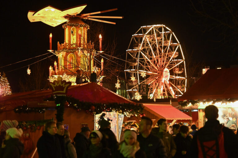 Besucher schlendern über den Märchenweihnachtsmarkt auf dem Friedrichsplatz. Corona-Pandemie, Energiekrise und Inflation: Trotz schwieriger Rahmenbedingungen starten hessische Schaustellerinnen und Schausteller optimistisch in das Weihnachtsgeschäft. In Kassel soll ein Nikolausmann angegriffen worden sein.