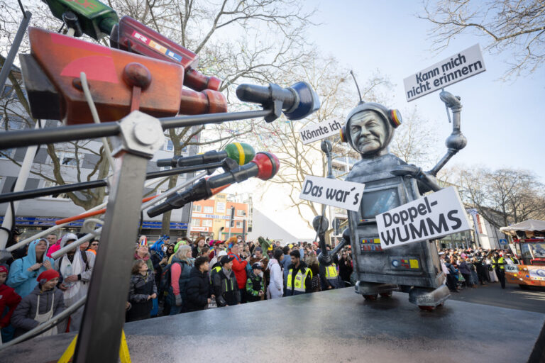 Auf dem Foto befindet sich eine Plattform beim Rosenmontag im Mainz, die Olaf Scholz persifliert. Das Jahr 2023 war nicht sein Jahr. (Themenbild/Symbolbild)