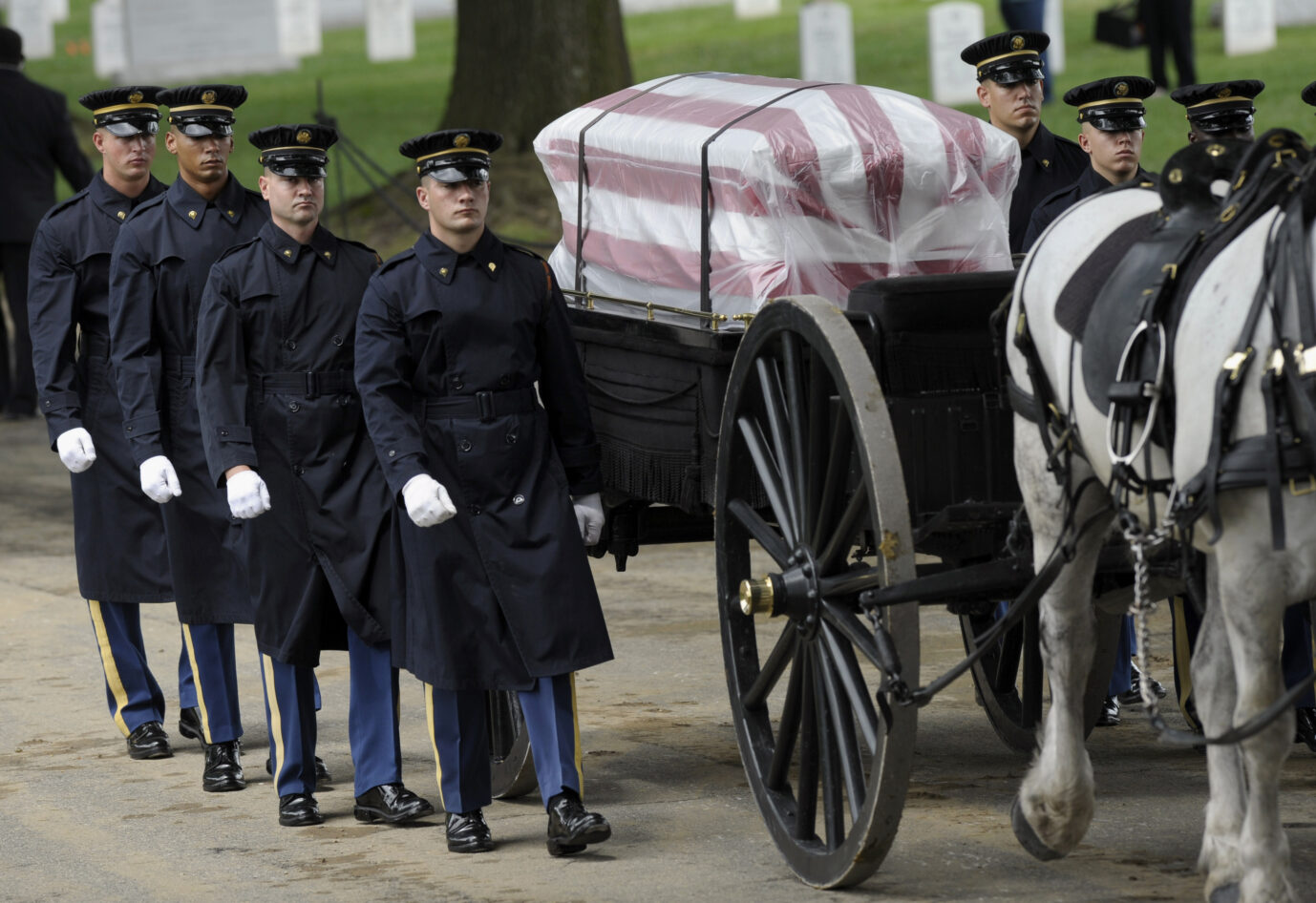 Spätes Ehrenbegräbnis für einen in Vietnam gefallenen Soldaten auf dem Nationalfriedhof Arlington: Ein US-Bundesgericht stoppt den Abriß eines Denkmals