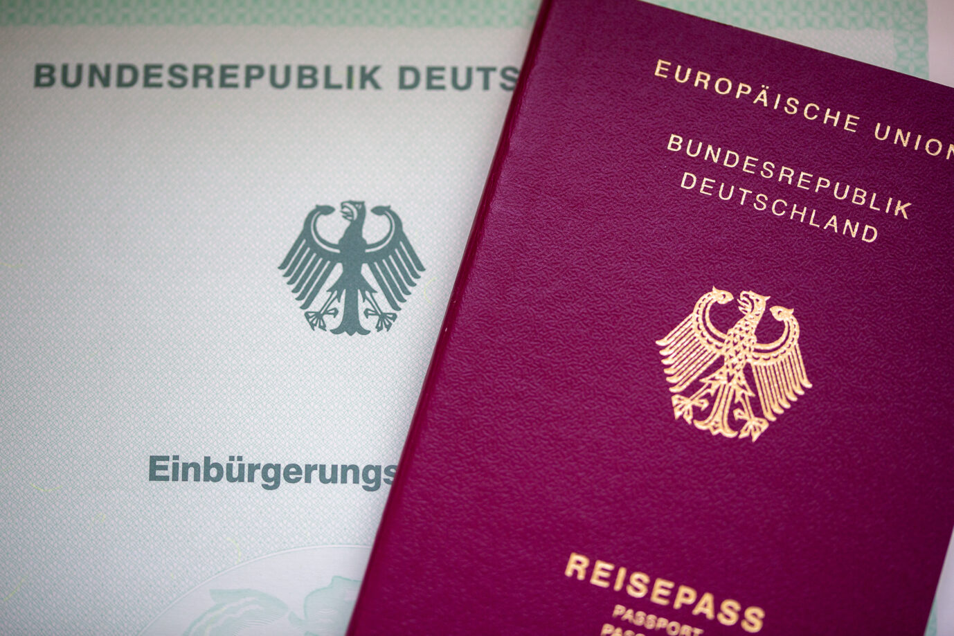 Staatsangehörigkeit: Eine Einbürgerungsurkunde und ein deutscher Reisepaß
