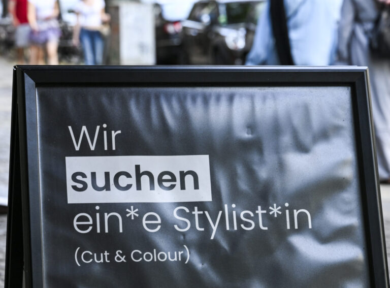 Auf dem Foto befindet sich ein Schild vor einem Haarsalon, auf dem Gendern verwendet wird. (Themenbild/Symbolbild)