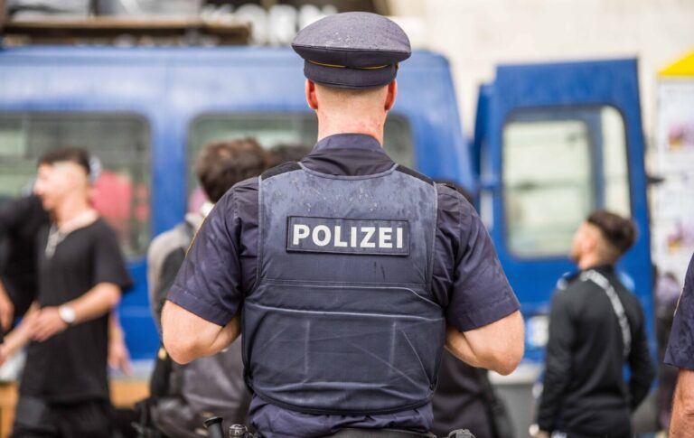 29. Juli 2023, München, Bayern, Deutschland: Beamte der Bayerischen Polizei überwachen eine Demonstration auf dem Münchner Marienplatz. (Credit Image: Â© Sachelle Babbar/ZUMA Press Wire Ein Polizeieinsatz in Bayern: Den Behörden gaukelte der Messermigrant vor, minderjährig zu sein Foto: picture alliance / ZUMAPRESS.com | Sachelle Babbar