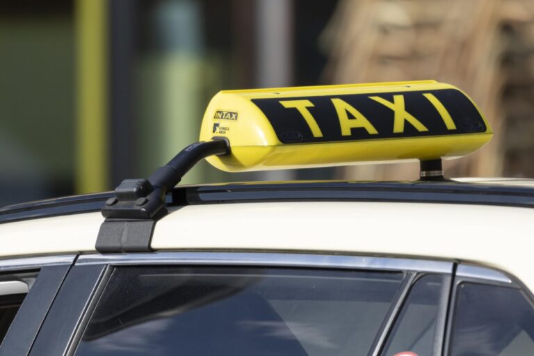 Ein Taxifahrer mit christlicher Botschaft soll Strafe zahlen.