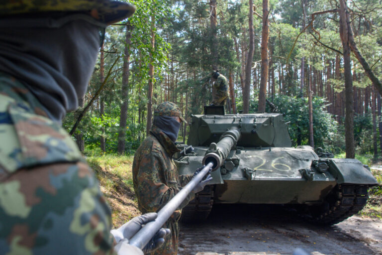 Auf dem Foto befindet sich der deutsche Panzer "Leopard 1 A5", der von den ukrainischen Soldaten geputzt wird. Künftig soll die Finanzierung solcher Militärhilfen aus dem Sondervermögen Bundeswehr erfolgen. (Themenbild/Symbolbild)