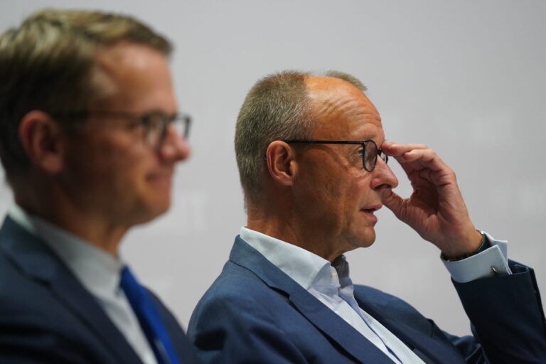 Friedrich Merz (r), Parteivorsitzender der CDU, sitzt neben Carsten Linnemann, Generalsekretär der CDU, während des 16. Bundesmittelstandstags der Mittelstands- und Wirtschaftsunion (MIT) in der Wunderino-Arena. Nun diskutiert die CDU über den Islam und Deutschland.