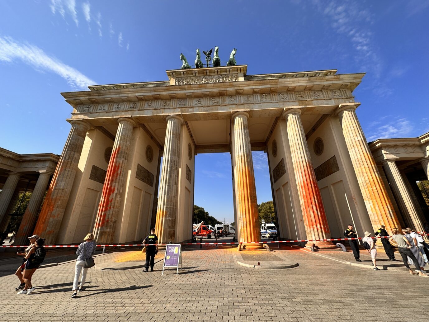 Das Brandenburger Tor mit orangegelber Farbe nach dem Anschlag der „Letzten Generation“. Die Reinigungsarbeiten waren teuer. Foto: picture alliance/dpa | Paul Zinken