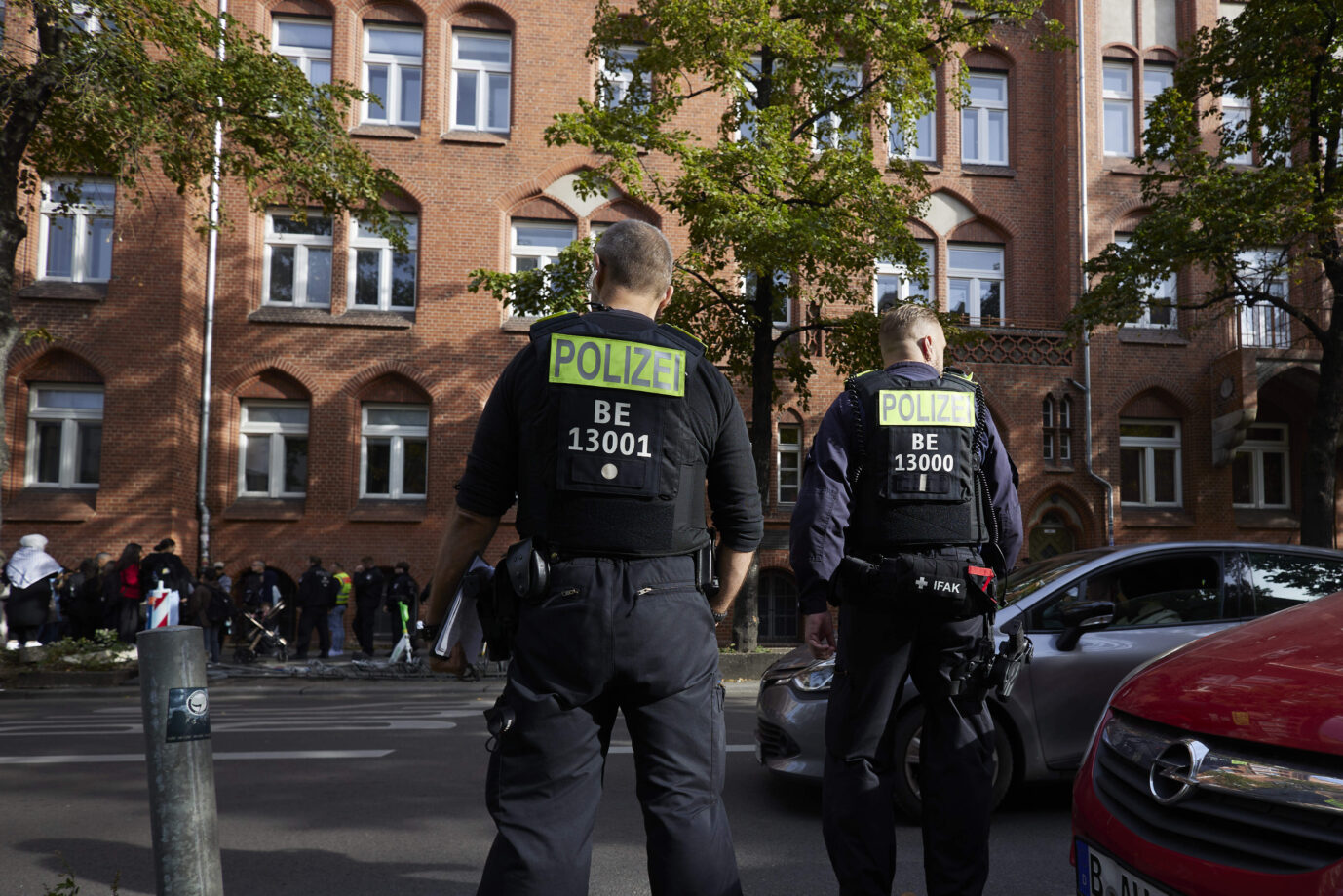Bildungsmisere: Polizisten stehen vor dem Ernst-Abbe-Gymnasium in der Sonnenallee im Berliner Stadtteil Neukölln. An dieser Schule kam es zu einen Vorfall im Zusammenhang mit dem Israel-Konflikt