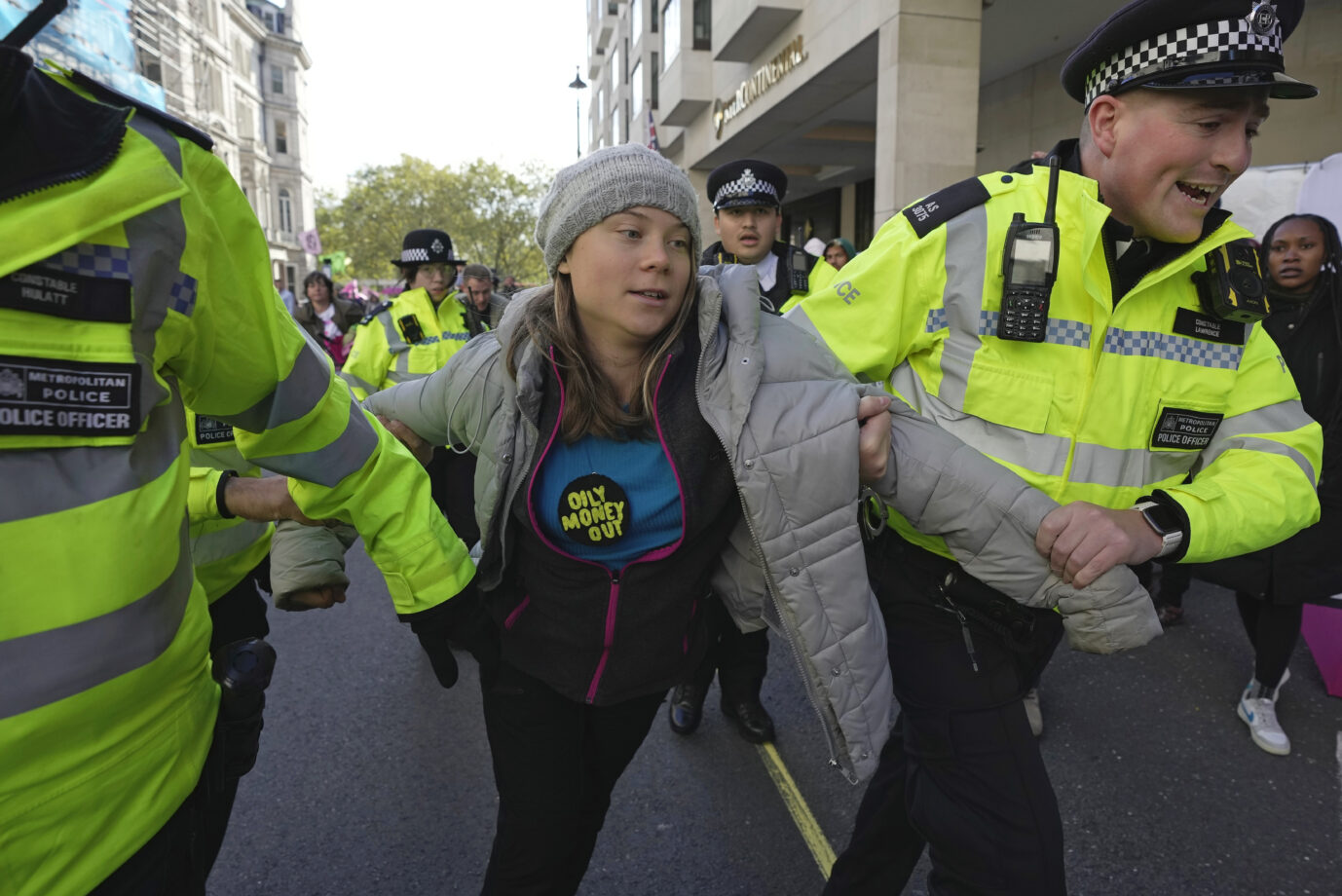 Die Umweltaktivistin Greta Thunberg wird von Polizeibeamten während der "Oily Money Out"-Demonstration vor dem Intercontinental Hostel in London abgeführt, Dienstag, 17. Oktober 2023. (AP Photo/Kin Cheung)