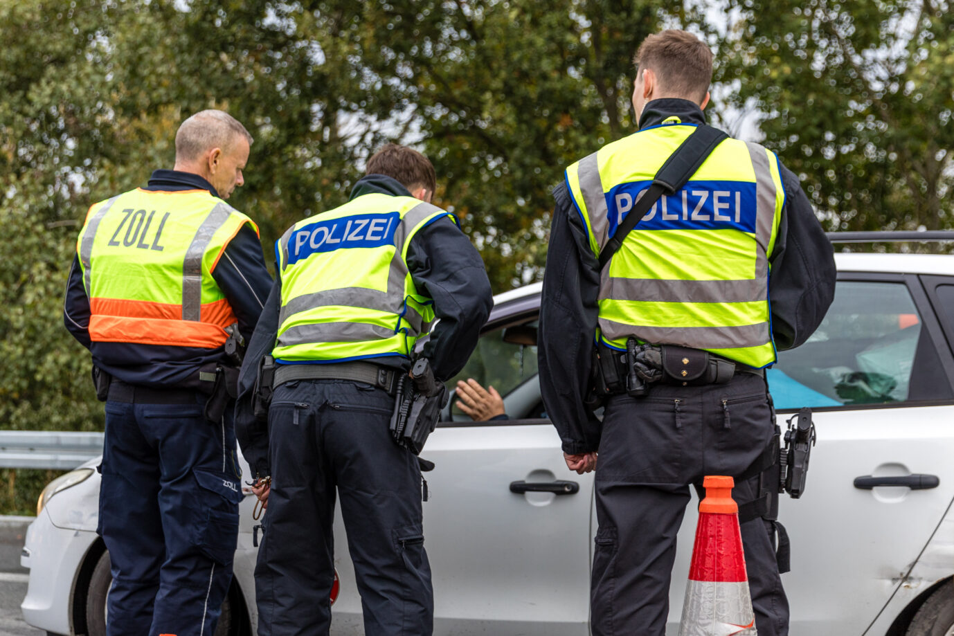 Grenzkontrolle: Bundespolizisten sprechen an der deutsch-polnischen Grenze mit einem Autofahrer. Foto: picture alliance/dpa | Frank Hammerschmidt