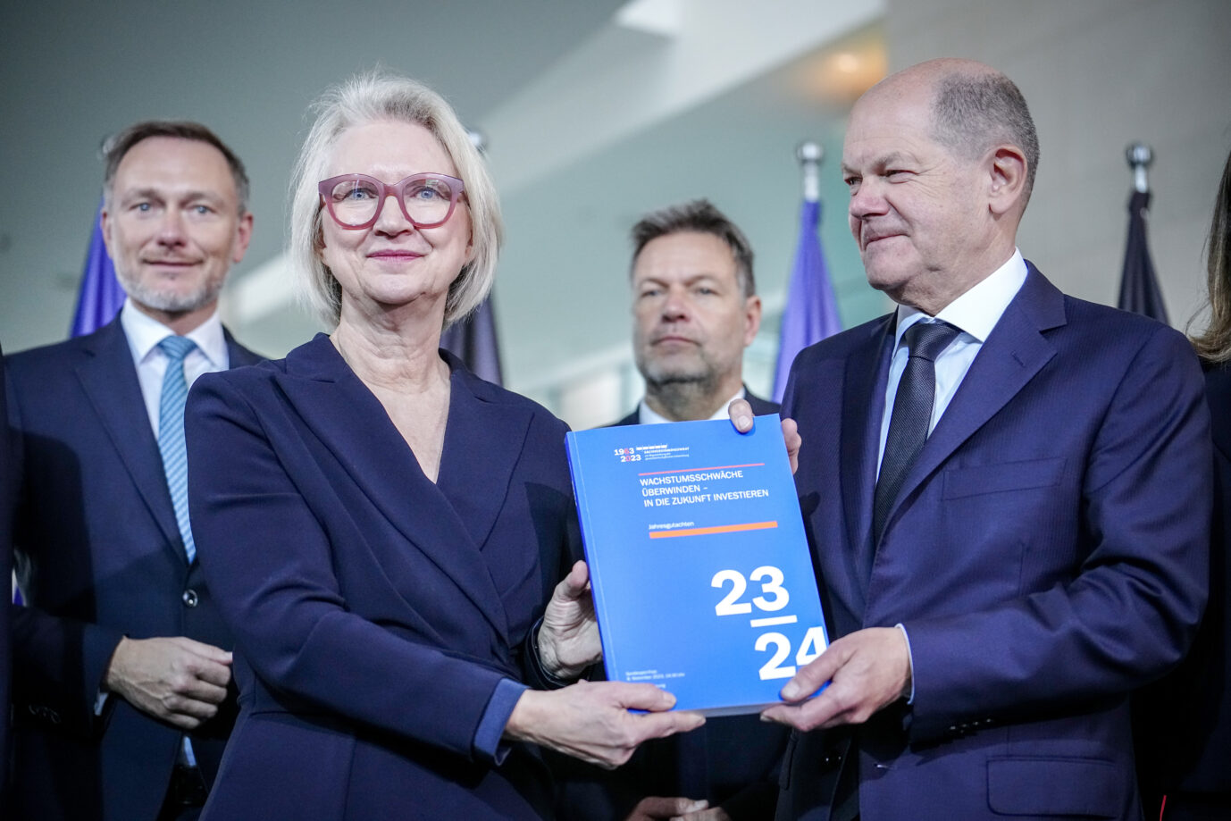 Ukraine-Soli: Im November übergab Monika Schnitzer das Jahresgutachten der Wirtschaftsweisen an Bundeskanzler Olaf Scholz (SPD).