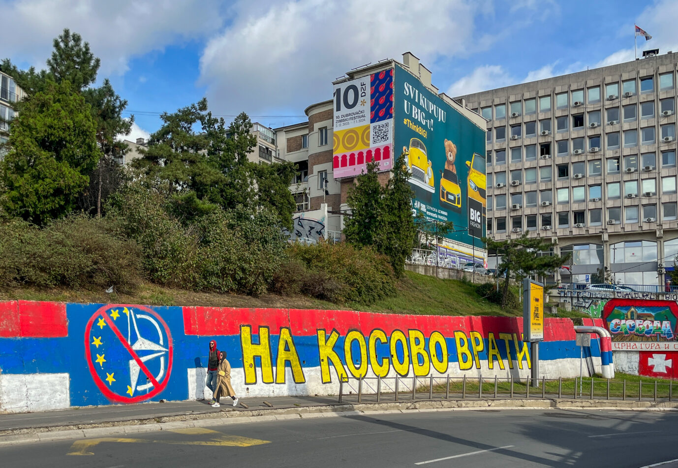 Ein Anti-EU und Anti-Nato Graffiti auf einer Mauer in Belgrad