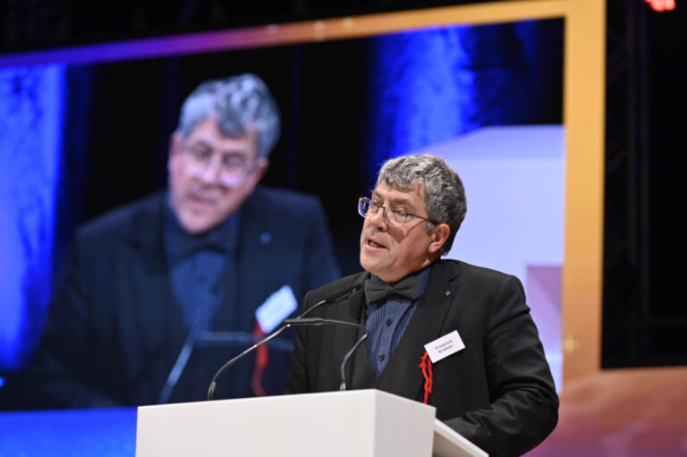 Auf dem Foto befindet sich der Landesbischof der Evangelischen Landeskirche in Mitteldeutschland, Friedrich Kramer, während der EKD-Synode. (Themenbild/Symbolbild)