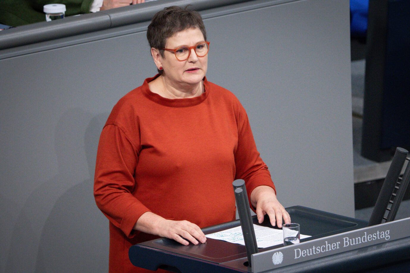 Leni Breymaier (SPD) im Portrait bei ihrer Rede zum Tagesordnungspunkt Tag zur Beseitigung von Gewalt gegen Frauen bei der 137. Sitzung des Deutschen Bundestag in Berlin, 16.11.2023. Sie spricht im Deutsschen Bundestag.