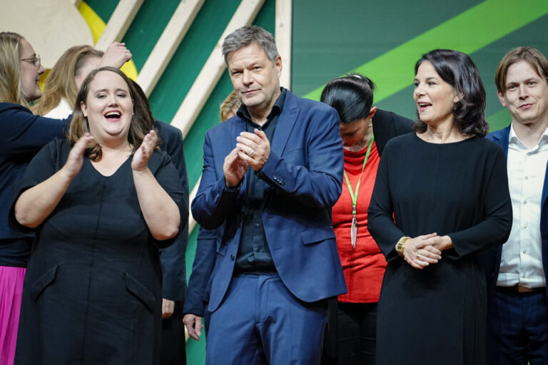 Ricarda Lang (l-r), Bundesvorsitzende von Bündnis 90/Die Grünen, Robert Habeck (Bündnis 90/Die Grünen), Bundesminister für Wirtschaft und Klimaschutz, und Annalena Baerbock (Bündnis 90/Die Grünen), Außenministerin, nehmen am Bundesparteitag von Bündnis 90/Die Grünen teil. Die Bundesdelegiertenkonferenz dauert bis bis zum 26.11.2023. Themen sind der Gaza-Krieg, Migration und ein Rückblick auf die Landtagswahlen 2023. Sie wollen keine Abschiebungen aus Deutschland von Asylbewerbern.