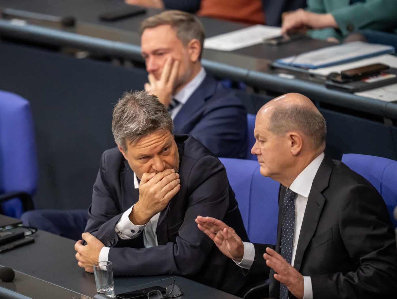 Finanzminister Christian Lindner (FDP), Wirtschaftsminister Robert Habeck (Grüne) und Bundeskanzler Olaf Scholz (SPD) (v.l.n.r.) im Bundestag: Der Haushaltsplan liegt vorerst auf Eis.
