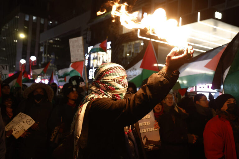 Palästinensische Unterstützer demonstrieren am 29. November 2023 in New York City, USA, mit Fahnen durch die Straßen von Manhattan und skandieren Slogans. Der Marsch findet am Rande der vorübergehenden Verlängerung der Feuerpause zwischen der Hamas und den israelischen Streitkräften statt, um die Lieferung humanitärer Hilfe und den Austausch von Gefangenen und Geiseln zwischen beiden Ländern zu erleichtern. Die Feuerpause ist die erste seit dem Hamas-Angriff auf Israel am 7. Oktober, bei dem Tausende von Menschen getötet wurden. (Foto: John Lamparski/NurPhoto)