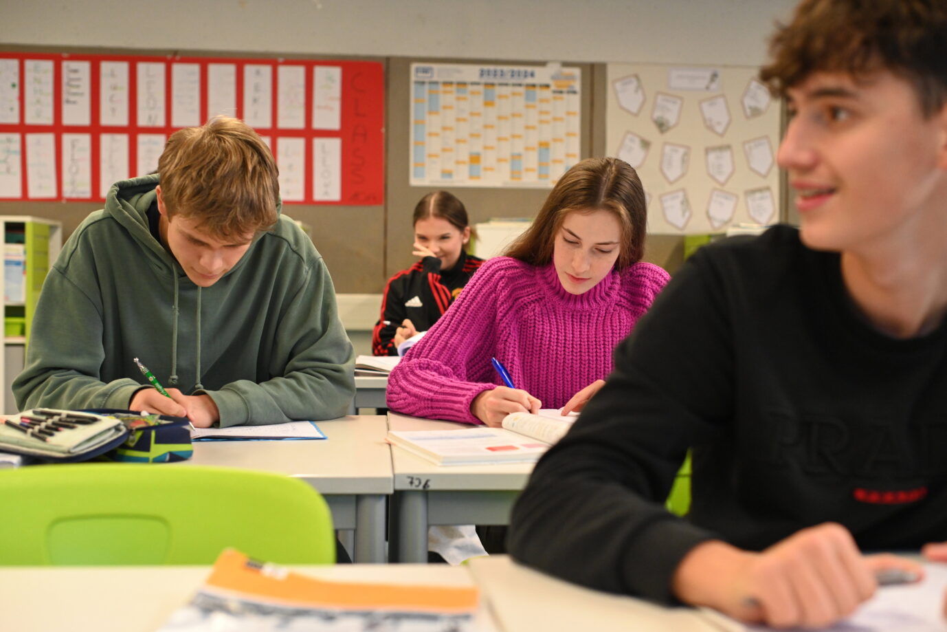 Auf dem Foto befindet sich eine Realschule in Fellbach. In einer Schulklasse schreiben die Jugendlichen auf den Zetteln, was ein Symbolbild für die Pisa-Studie sein soll. (Symbolbild)