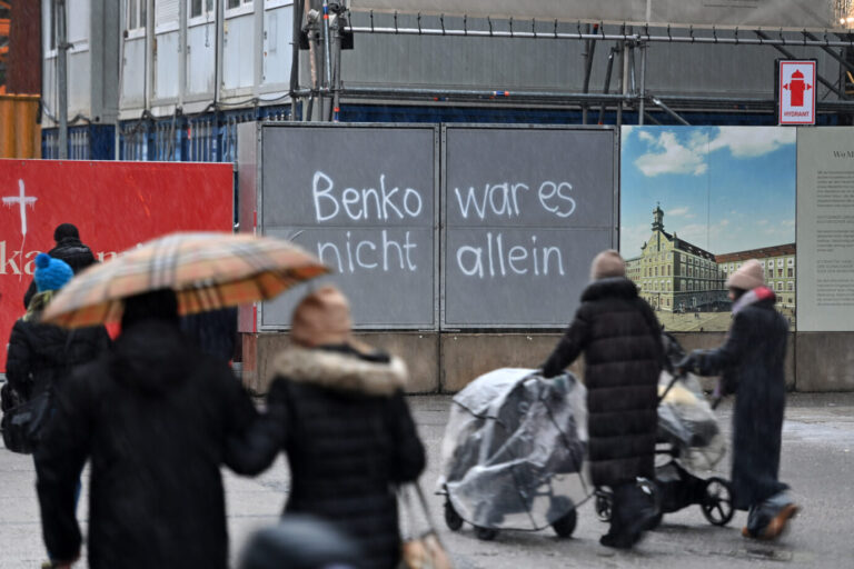 „Benko war es nicht allein“, steht in Anlehnung an die Insolvenz des Großunternehmers an einer Münchener Baustelle: In Deutschland steigen die Zahlen der Betriebsinsolvenzen rasant an.