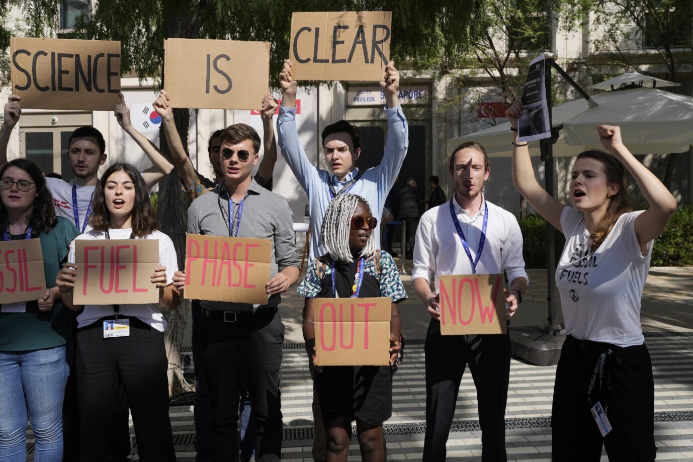 Luisa Neubauer (rechts) bei einem Protest auf der Weltklimakonferenz in Dubai
