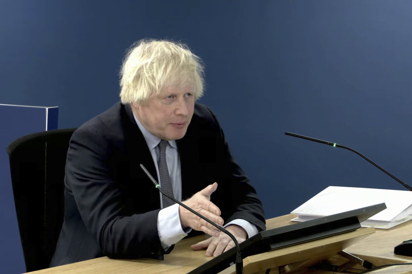 Auf dem Foto befindet sich Großbritanniens Ex-Premier Boris Johnson während einer Sitzung des Corona-Untersuchungsausschusses. (Themenbild)