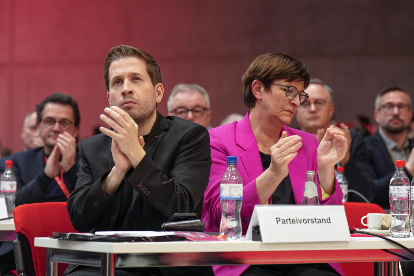 Generalsekretär Kevin Kühnert und Parteichefin Saskia Esken beim SPD-Parteitag: Aufbruchstimmung sieht anders aus.