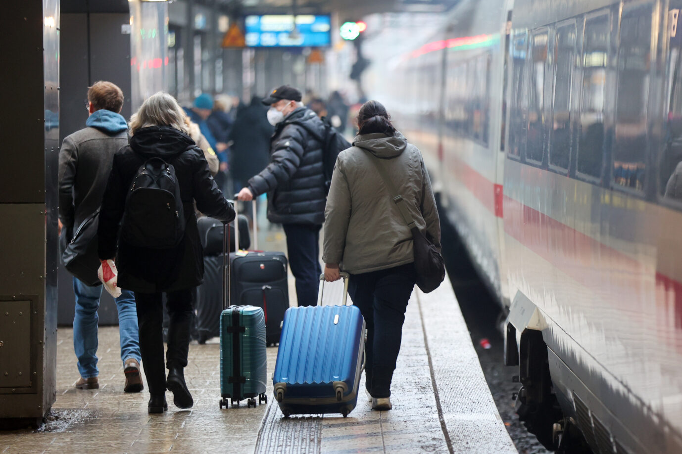 Reisende sind Hauptbahnhof unterwegs. Nach dem Ende des Warnstreiks muss die Deutsche Bahn nicht nur den Schienenverkehr wieder anrollen lassen, sondern auch den Fahrplanwechsel am Sonntag (10.12.2023) vorbereiten.