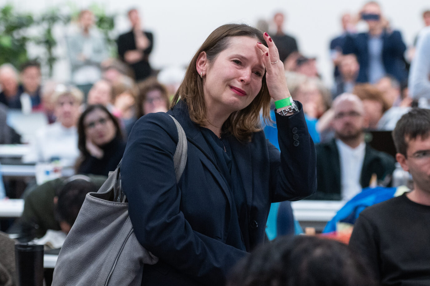Zensur-Versuch: Dieses Bild wollen die Grünen nicht sehen. Die gescheiterte Kandidatin Tanja Prinz verläßt weinend den Parteitag. Foto: picture alliance/dpa | Christophe Gateau