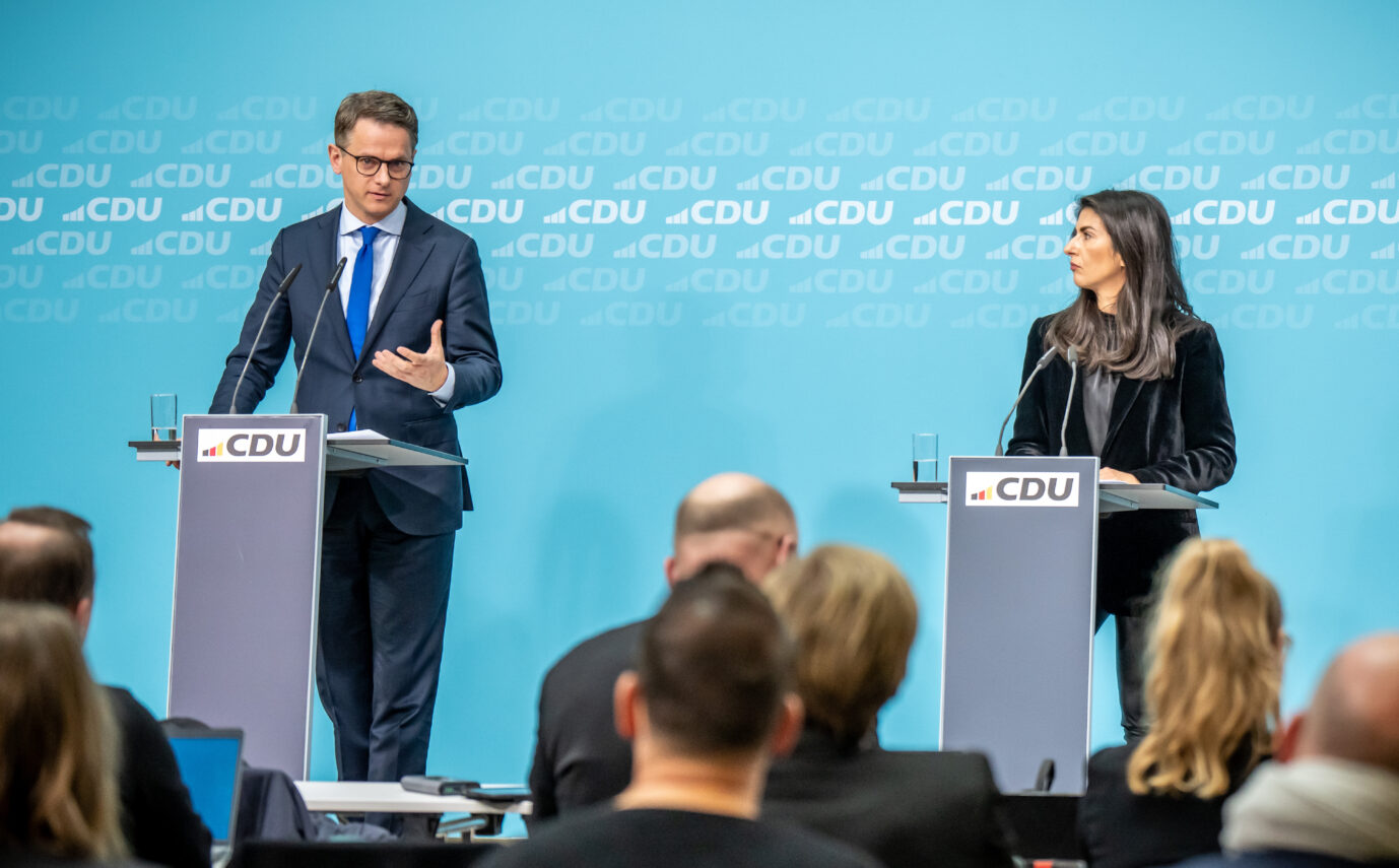 Auf dem Foto befinden sich CDU-Generalsekretär Carsten Linnemann und seine Parteikollegin Serap Güler während der Vorstellung des CDU-Grundsatzprogramms. (Themenbild)