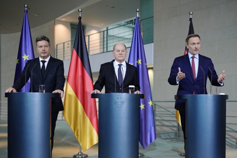 Auf dem Foto befinden sich Ampel-Vertreter während einer Pressekonferenz. Die Haushaltskrise soll laut den Experten zu einer Verlängerung der Rezession führen. (Themenbild/Symbolbild)