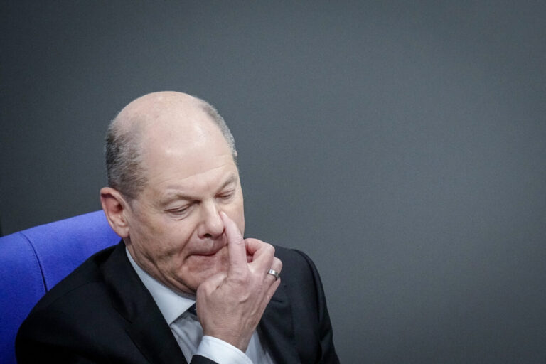 Bundeskanzler Olaf Scholz (SPD) sitzt im Bundestag und hört keinen Notruf