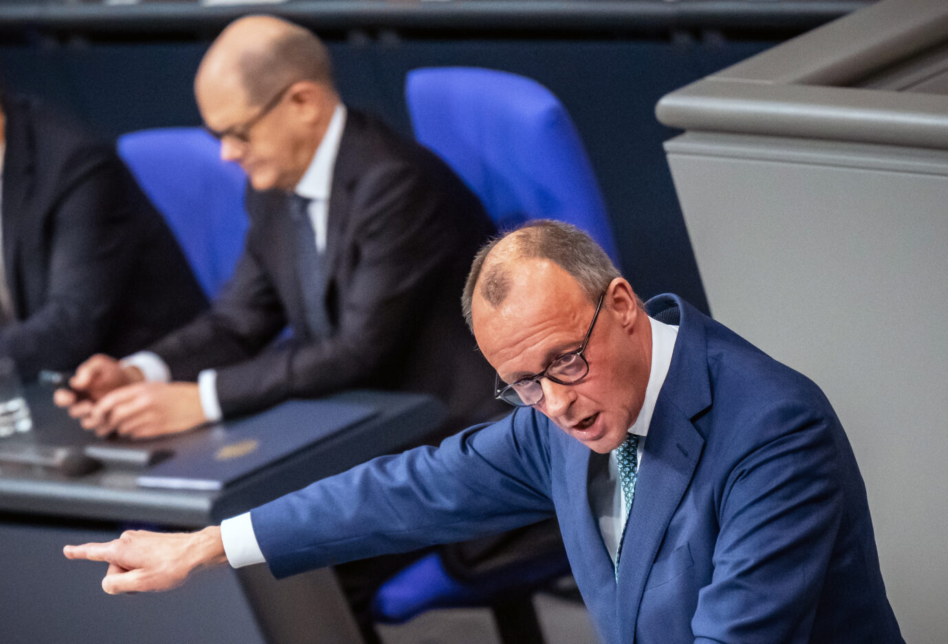 Auf dem Foto befindet sich CDU-Vorsitzender Friedrich Merz während einer Rede im Bundestag. Darin kritisiert er die Pläne der Ampel, das Haushaltsdefizit zu eliminieren. (Themenbild)