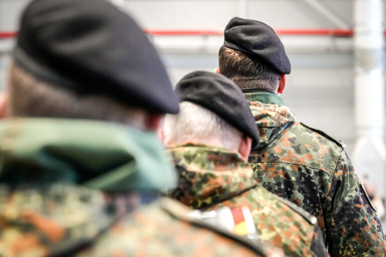 Themenbild, Symbolbild von Soldaten der Deutschen Bundeswehr mit Feldmuetze und Soldatenuniform. Soldaten bei der deutschen Bundeswehr: Gegen den Entzug des Waffenscheines konnte sich ein Soldat erfolgreich wehren Foto: picture alliance / Flashpic | Jens Krick