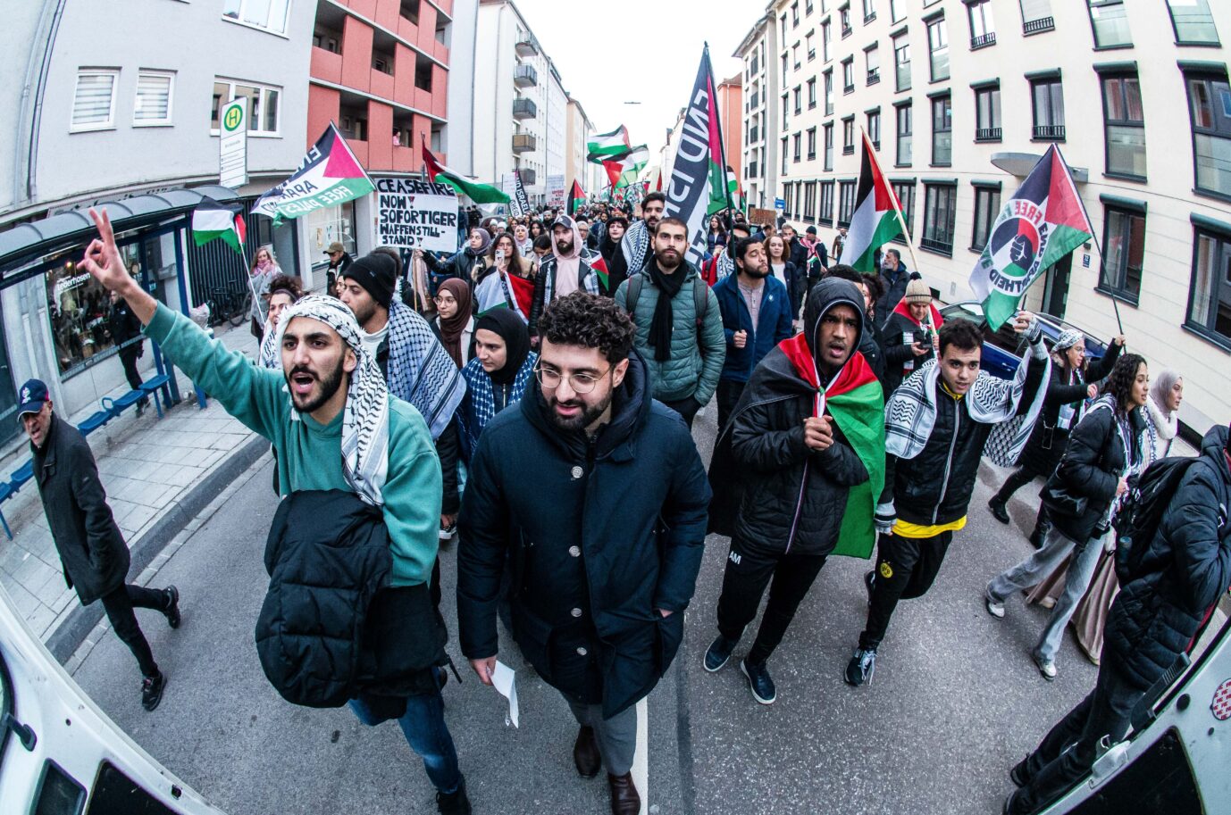 Eine pro-palästinensische Demonstration in München: Antisemitische Straftaten in Deutschland nehmen aktuell zu.