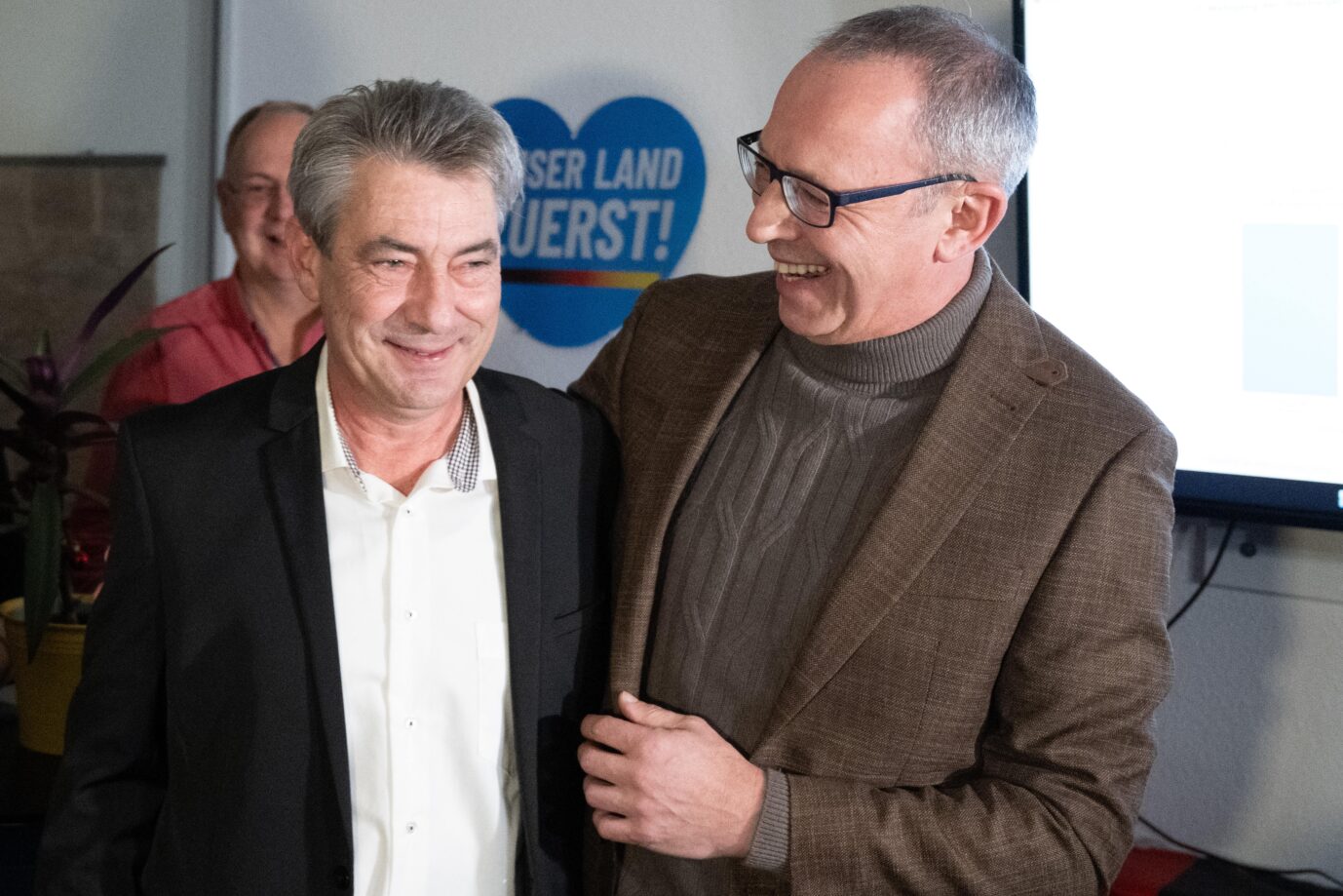Tim Lochner (links), der neue Oberbürgermeister von Pirna, und Sachsens AfD-Chef Jörg Urban freuen sich über das Wahlergebnis. Bei den anderen Parteien herrscht Entsetzen.