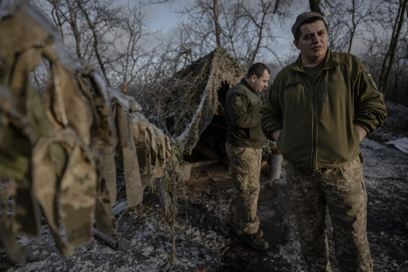 Ukrainische Sanitäter warten nahe der Front: Der Krieg zwischen der Ukraine und Rußland dauert fast zwei Jahre an.