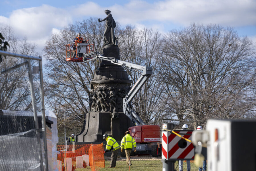 Bauarbeiter bereiten den Abriß des Konföderierten-Denkmals auf dem Nationalfriedhof Arlington vor: Ein Bundesgericht hat das am Montag beendet, die Statue bleibt erhalten. 