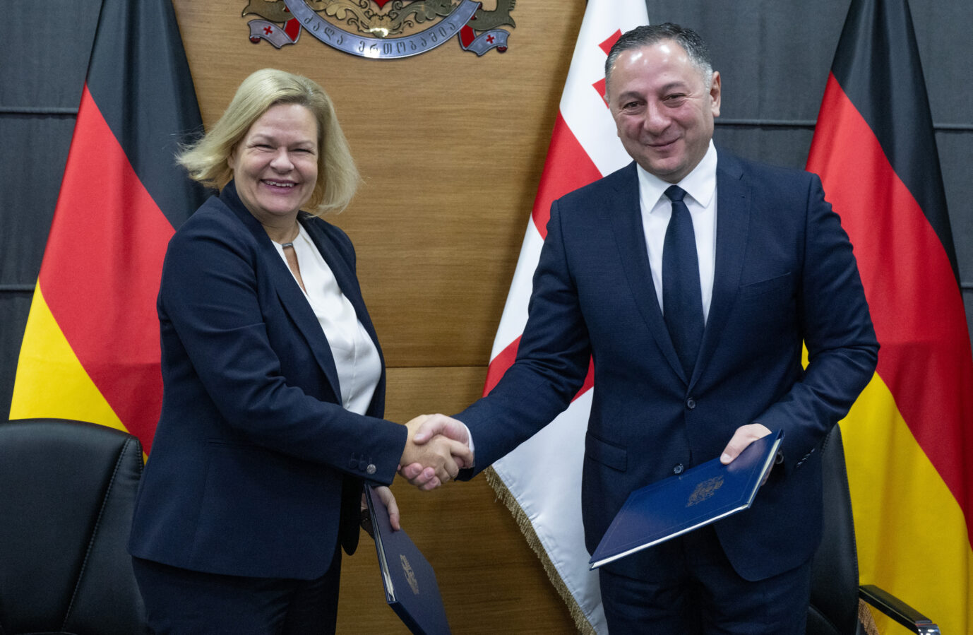 Bundesinnenministerin Nancy Faeser (SPD) und ihr georgischer Amtskollege Vakhtang Gomelauri untereichnen ein gemeinsames Migrationsabkommen: Deutschland und Georgien wollen illegale Einwanderung begrenzen und zugleich wirtschaftlich enger zusammenarbeiten.