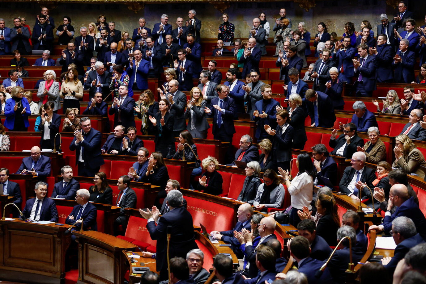 Das französische Parlament applaudiert nach der Verabschiedung des neuen Einwanderungsgesetzes