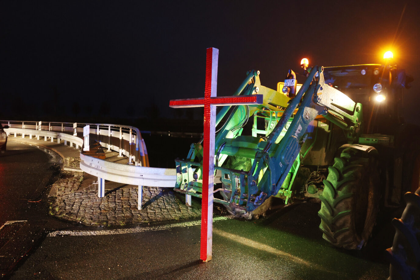 Bauern blockieren mit ihren Traktoren die Auffahrt zur Autobahn 4 an der Anschlussstelle Gera-Leumnitz. Anlass sind die Pläne der Bundesregierung, den Agrardiesel und die Kfz-Steuerbefreiung für die Land- und Forstwirtschaft zu streichen.