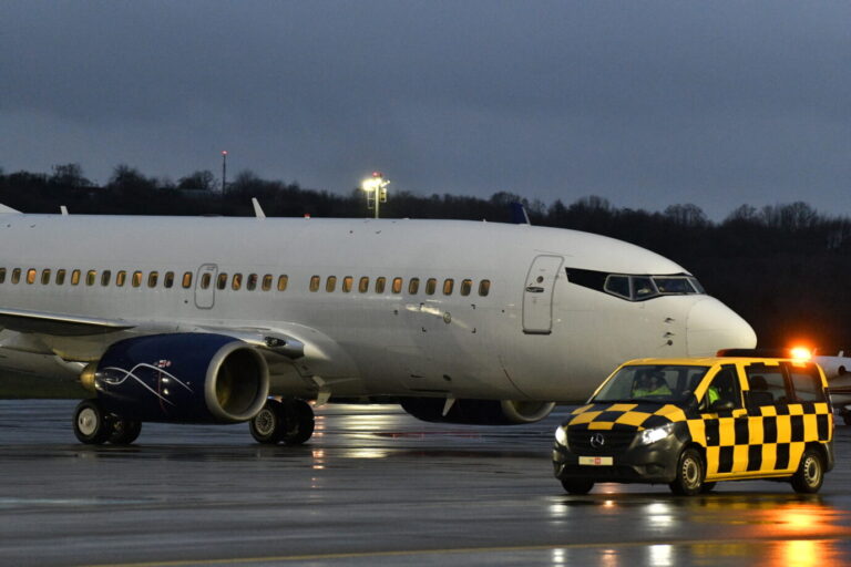 Ein Passagierflugzeug (Symbolbild). Auch bekannt als Düsi, der Abschiebungsflieger