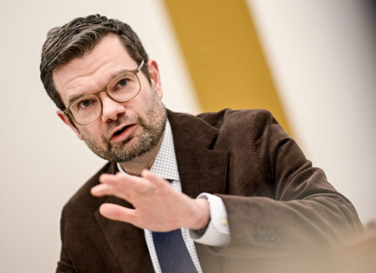 Marco Buschmann (FDP), Bundesminister der Justiz, im dpa-Interview. Er ist gegen eine Wehrpflicht für ukrainische Kriegsflüchtlinge im wehrfähigen Alter. Zuvor kam ein Aufruf aus Kiew, daß ukrainische Männer im Ausland sich der Armee anschließen.